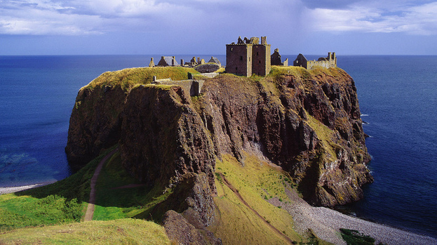103446-dunnottar-castle-near-stonehaven-in-aberdeenshire-in-warmer-times
